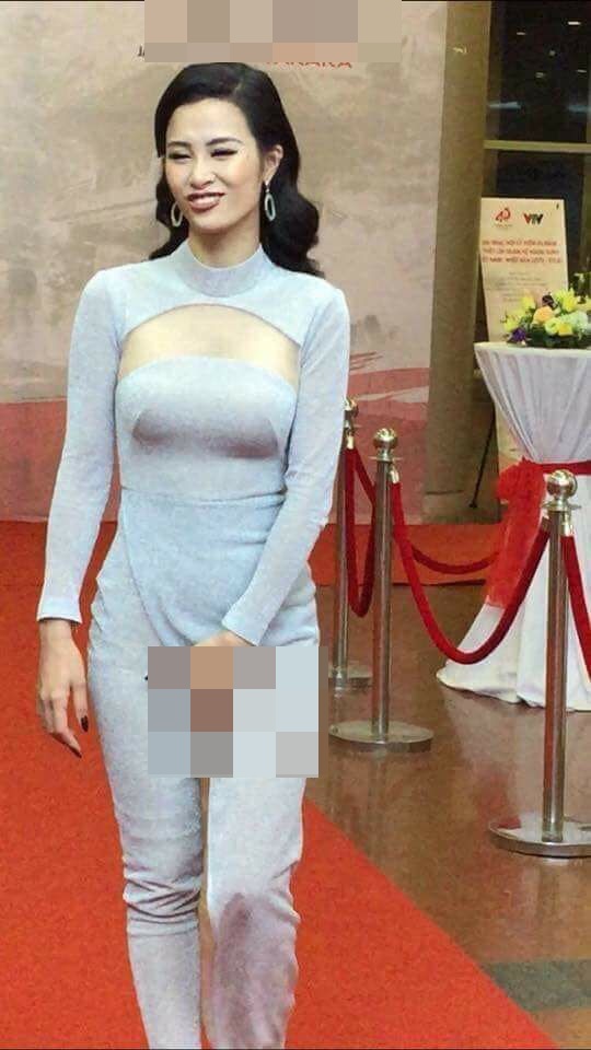 Thậm chí, nữ ca sĩ còn bị photographer chụp được khoảnh khắc kém duyên ngay trên thảm đỏ.    