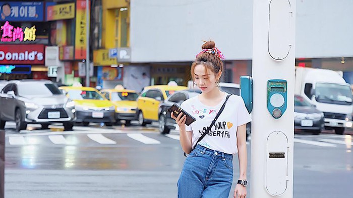 Minh Hằng diện áo pull in hình họa tiết sắc màu cùng quần jean dài đơn giản; tóc búi cao khiến cô nàng vô cùng trẻ trung    