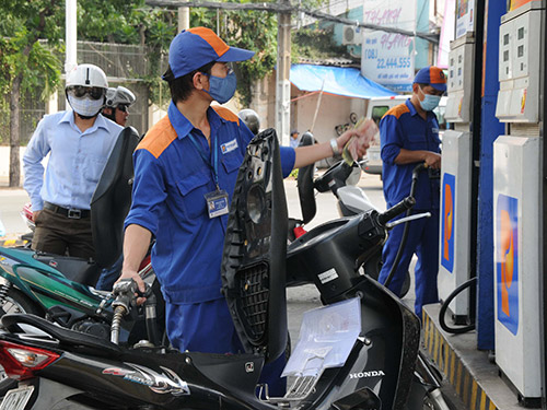 Không nên đổ xăng đầy bình