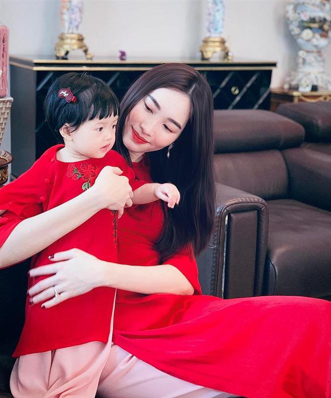 Đặng Thu Thảo diện vạy bình dân chỉ có 11 triệu trong sinh nhật con