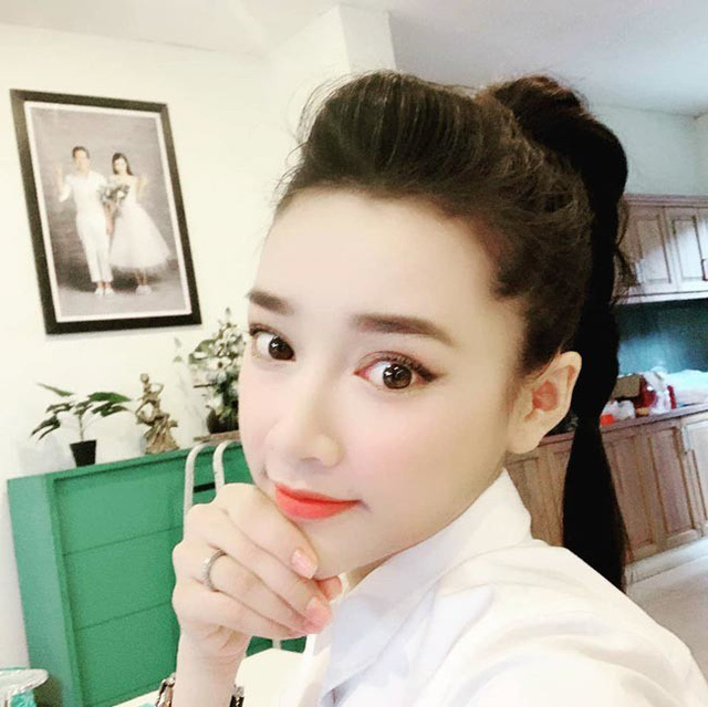 Nhã Phương chụp ảnh tự sướng trong căn nhà của mình với Trường Giang