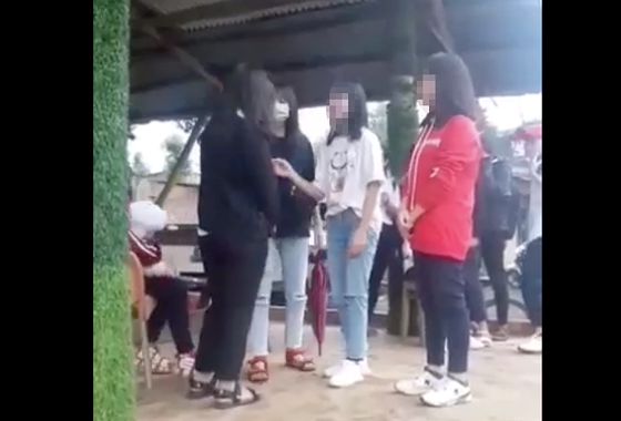 Nữ sinh bị đánh hội đồng. Ảnh cắt từ clip.