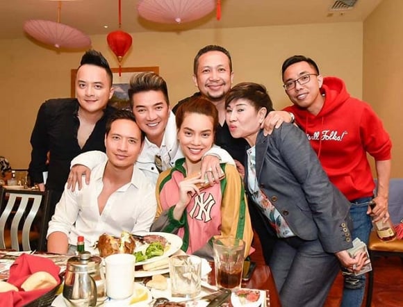 Hồ Ngọc Hà cùng Kim Lý nổi bật trong bức ảnh chụp cùng Cao Thái Sơn, Đàm Vĩnh Hưng... tại Mỹ  