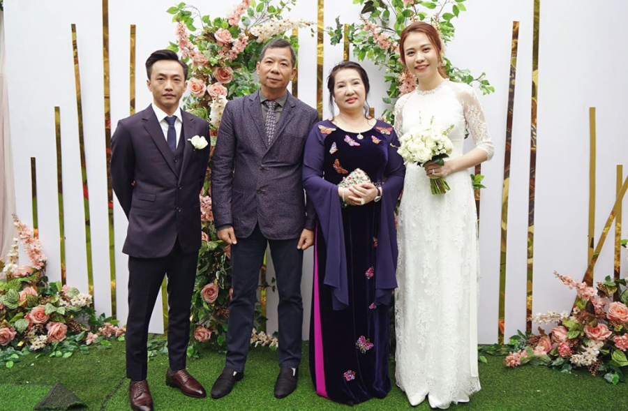 Sau đó, Cường Đô La và Đàm Thu Trang bất ngờ tổ chức đám hỏi vào ngày 20/1. Tiệc vui của hai người có sự chứng kiến của cha mẹ hai bên Shbet111 slot, casino, thể thao, xổ số cùng nhiều người thân, bạn bè. Trước đó, doanh nhân phố núi không hề đề cập đến ngày về chung nhà với Đàm Thu Trang. Cường Đô La có tiếng đào hoa nên việc anh kết hôn chóng vánh khiến nhiều người ngạc nhiên. Từng có đoạn hôn nhân vài năm với Hồ Ngọc Hà, dành hai năm bên Hạ Vi, ít ai tin rằng Cường Đô La sẽ cưới người mẫu Lạng Sơn sau hơn một năm hẹn hò.