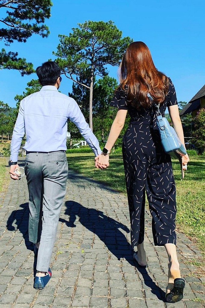 Mùng 5 Tết, Đàm Thu Trang và Cường Đô La dắt tay nhau lên Đà Lạt du xuân. Sau khi tổ chức đám hỏi, Đàm Thu Trang không về quê nhà Lạng Sơn ăn Tết mà ở lại TP HCM cùng ông xã. Mẹ và em trai cựu người mẫu cũng bay vào mừng năm mới cùng cặp đôi.    