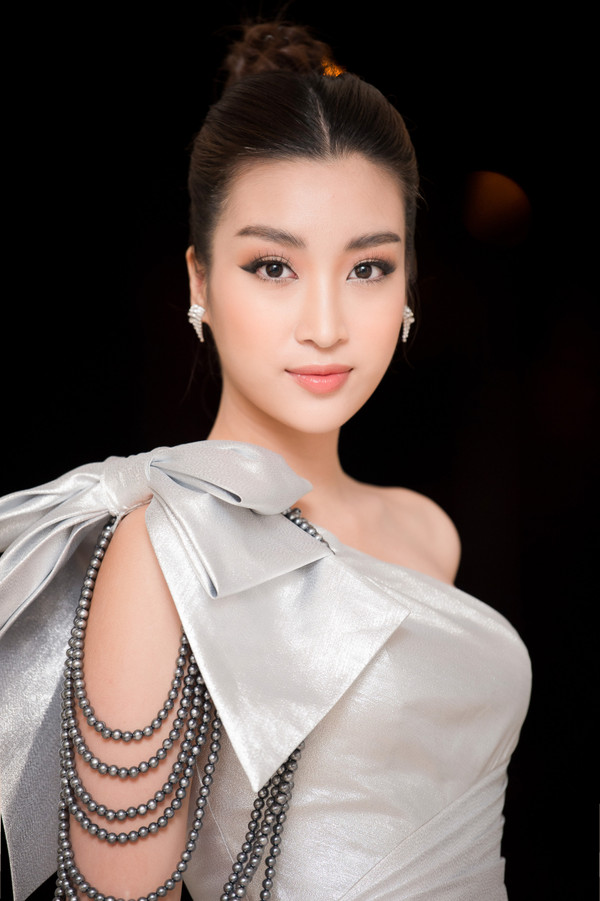 Gương mặt thanh tú, hài hòa của Đỗ Mỹ Linh cực kỳ phù hợp với phong cách này.  