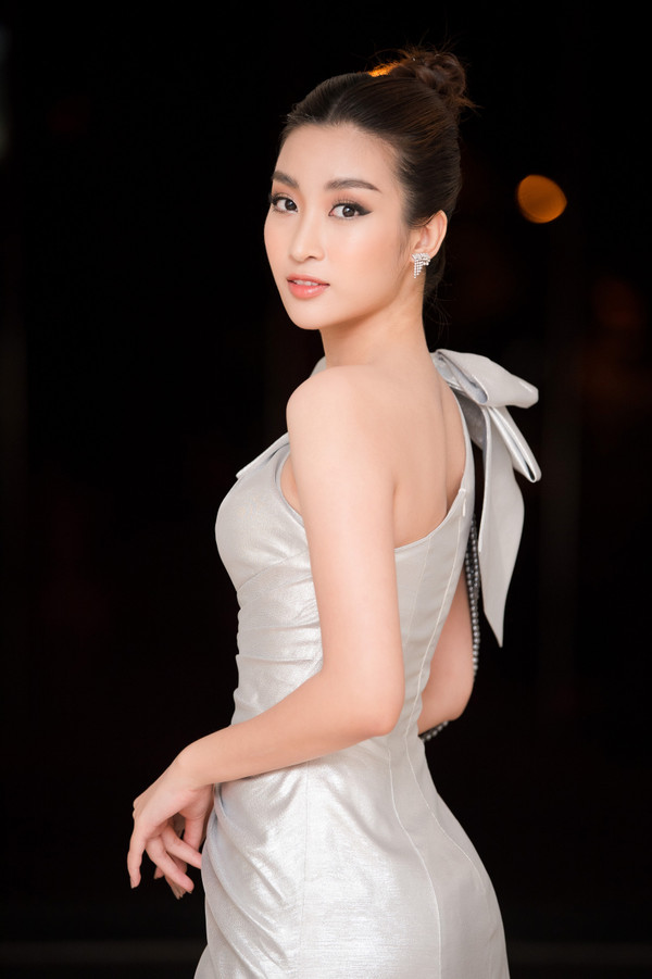 Cách trang điểm, chọn lựa phụ kiện cũng cực kỳ phù hợp.  