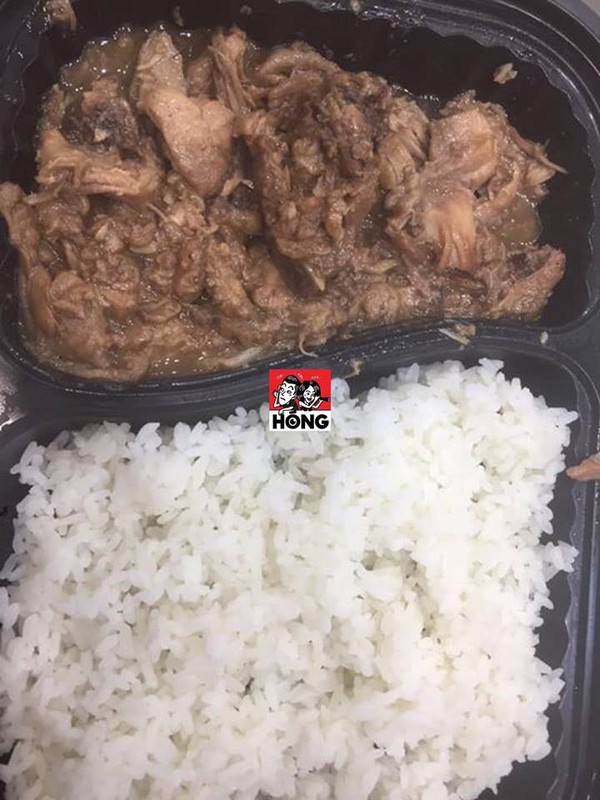 Hộp cơm gà cô gái nhận được. Nguồn ảnh: Hóng