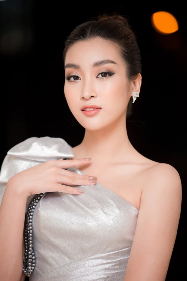 Với chi tiết chuỗi ngọc trai một bên vai, nàng hậu chẳng cần chọn gì thêm ngoài đôi hoa tai bản nhỏ, nhằm tránh sự rườm rà.  
