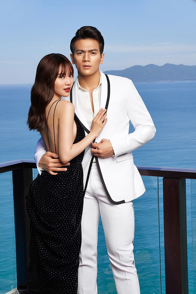 Ninh Dương Lan Ngọc được fan nhiệt tình “đẩy thuyền” với diễn viên Xuân Tiền vì quá đẹp đôi. Không chỉ thân thiết với nhau trong Gái già lắm chiêu 2, ngay cả ngoài đời, Ninh Dương Lan Ngọc và Xuân Tiền cũng tình tứ không kém khiến khán giả vô cùng phấn khích. Xuyên suốt quá trình quảng bá phim, cả hai “dính như sam” và có những cử chỉ “tình bể bình” như những cặp đôi thực sự.