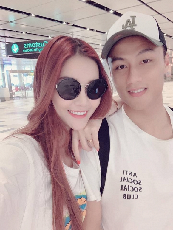 Kỳ Hân sống hạnh phúc bên chồng con. Cô luôn thờ ơ đến những bình luận chỉ trích, mỉa mai của anti-fan.