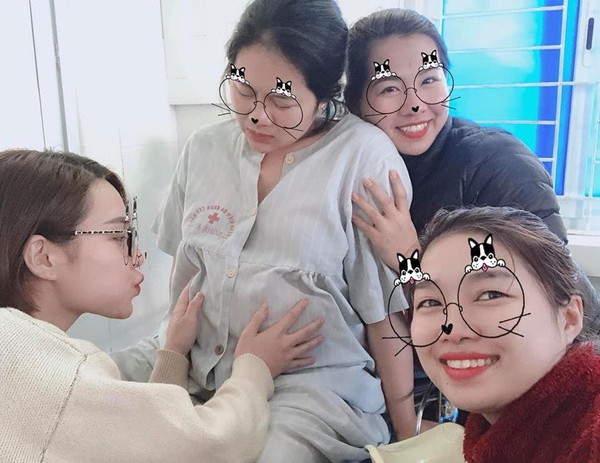 Bà bầu mệt mỏi vì sắp lâm bồn còn hội bạn thân thì cười tươi rói để chụp ảnh.