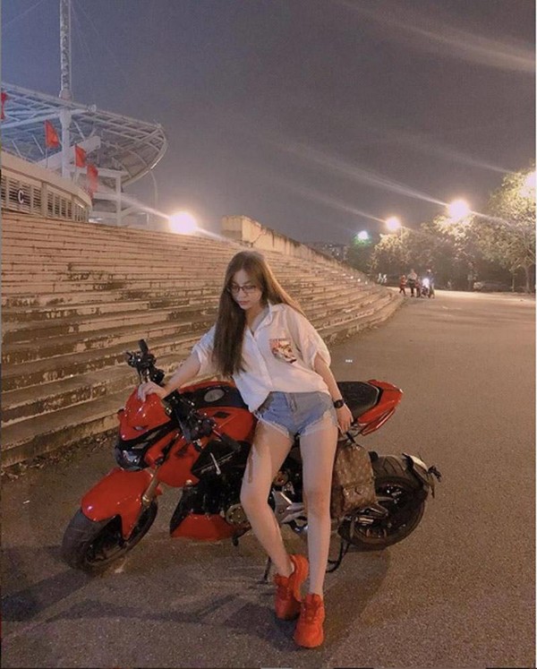 Diện áo sơ-mi và quần short cực ngắn, Nhật Lê khoe khéo đôi chân thon dài, thẳng tắp khiến bao người ghen tỵ.  