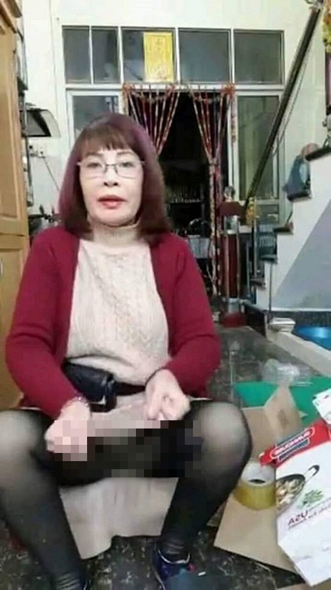 Cô dâu 62 tuổi ăn mặc hớ hênh trong livestream.