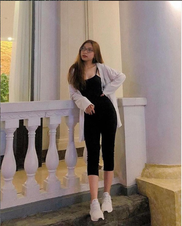 Sở hữu hình thể nẩy nở, săn chắc, Nhật Lê thường xuyên chọn cho mình các thiết kế ôm sát, khoe trọn vóc dáng cá nhân.  