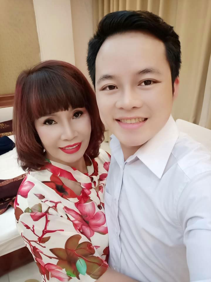 Vợ chồng cô dâu 62 tuổi.