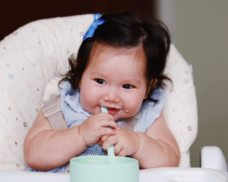 Cô bé luôn tự tin thể hiện mình trước ống kính
