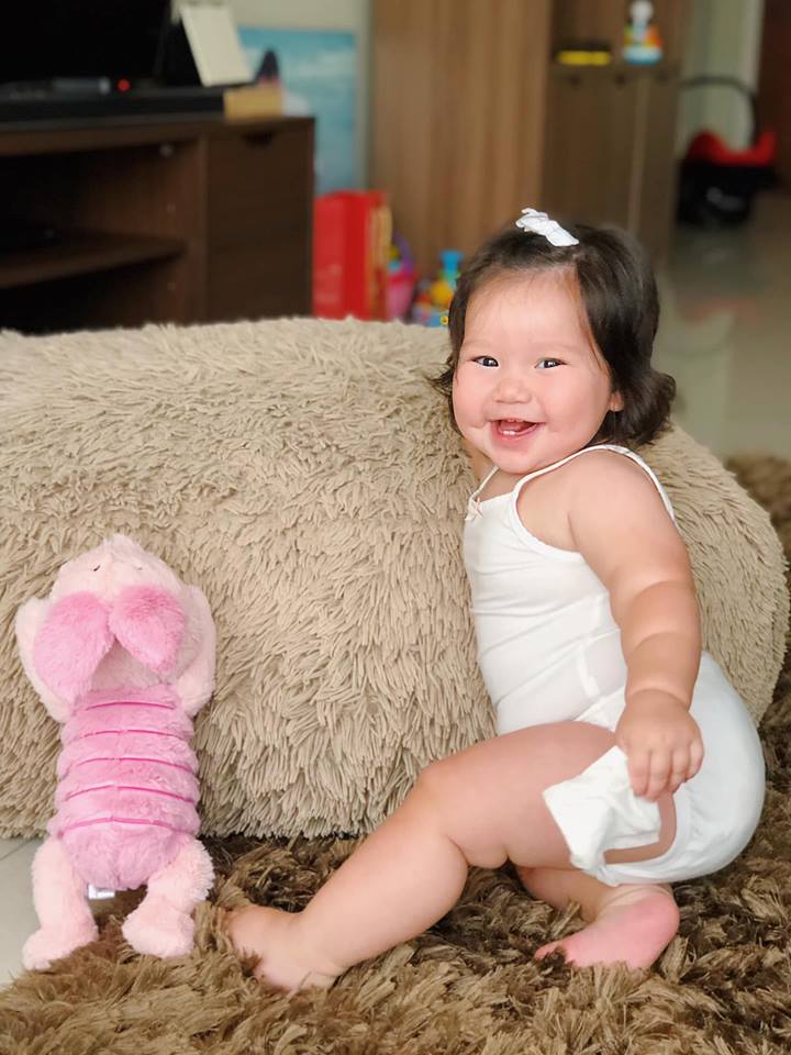 Cô bé cười rất tươi hồn nhiên trong sáng