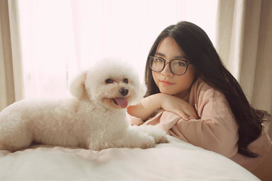 Gia Bảo lớn lên trong tình thương yêu, sự bảo bọc của mẹ Hiền Thục.