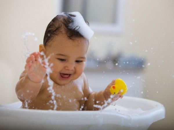 Mẹ nên lưu ý độ nóng của nước tắm