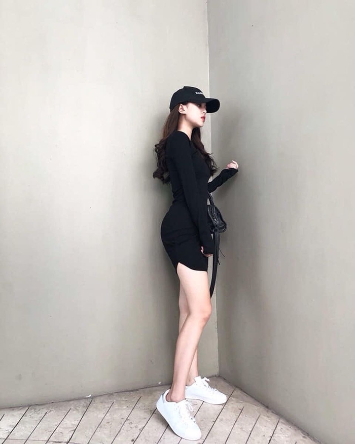 Với những chiếc váy đen bó sát khoe body, nàng hãy cứ thoải mái lựa chọn những đôi giày cao gót sang chảnh đi kèm hoặc những đôi thể thao năng động.    