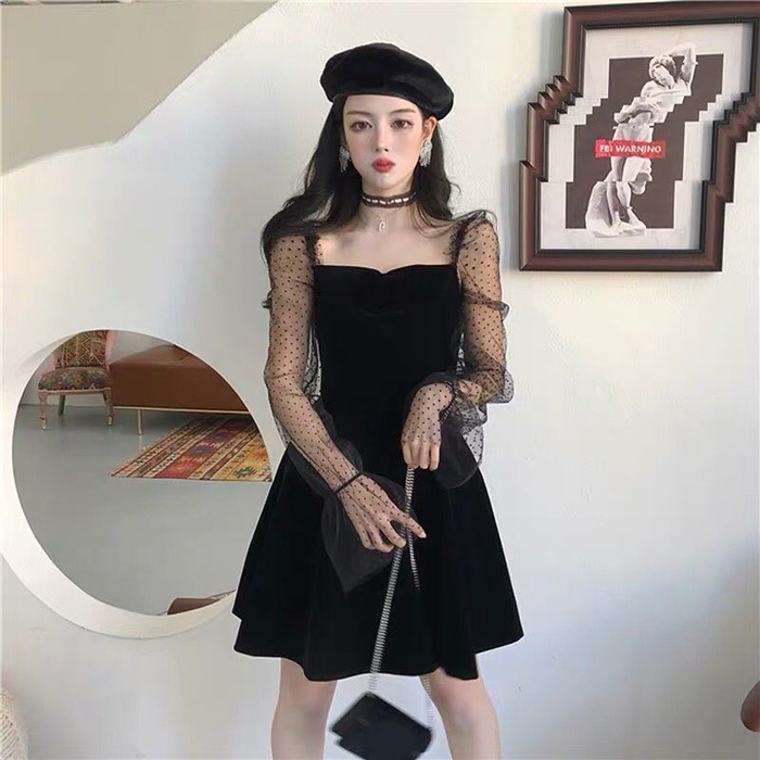 Chỉ cần chọn kèm theo những phụ kiện trendy như đôi khuyên tai bản to hay túi xách trẻ trung là set đồ của bạn đã được chấm điểm cao rồi. 