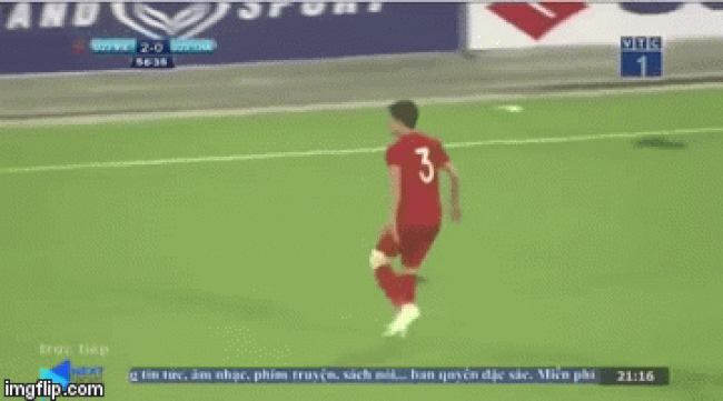 Đình Trọng bị đánh nguội bởi cầu thủ mang áo số 9 của U23 Thái Lan.