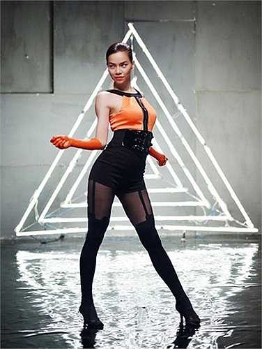 Cô thường khoe đôi Shbet888 phiên bản mới nhất miên man này trong mọi hoàn cảnh.