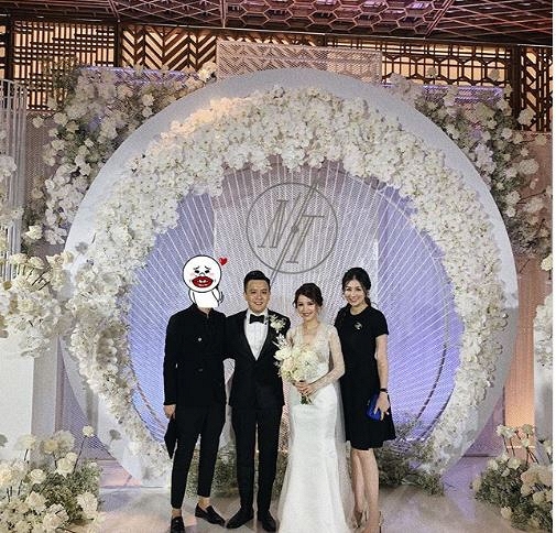 Á hậu Tú Anh che mặt chồng khi đến dự Quatrian shbet hiện đang mở người chị thân thiết.