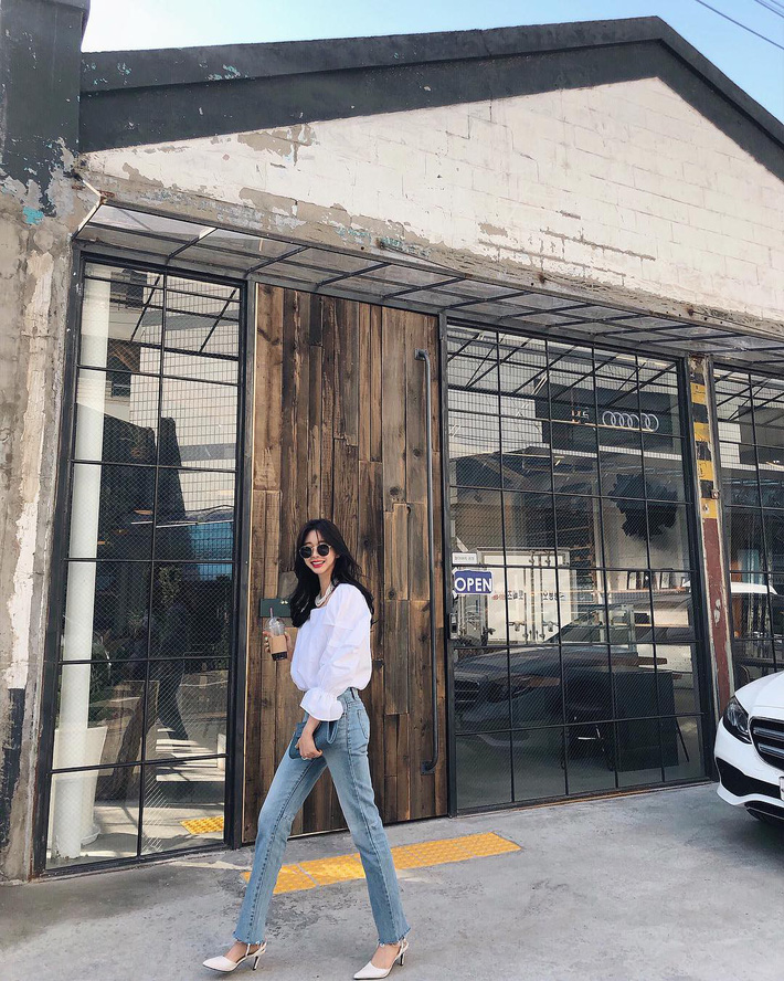  Áo sơ mi trắng phối cùng quần jeans chuẩn hack dáng và lịch sự chuẩn phong cách công sở.  