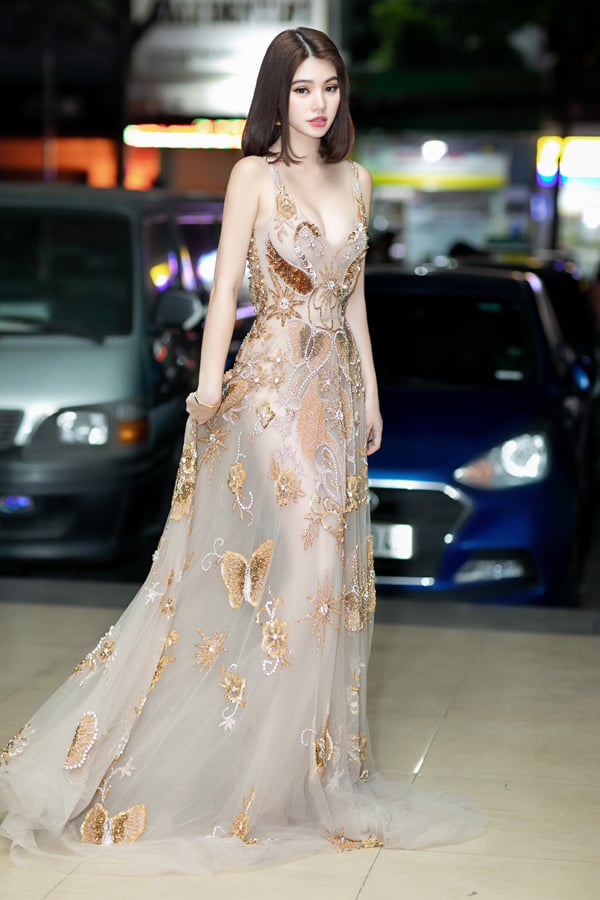 Jolie Nguyễn mặc váy mỏng xuyên thấu đi chấm thi chung kết 'Sinh viên thanh lịch' do Đại học Sân khấu Điện ảnh TP HCM tổ chức.  