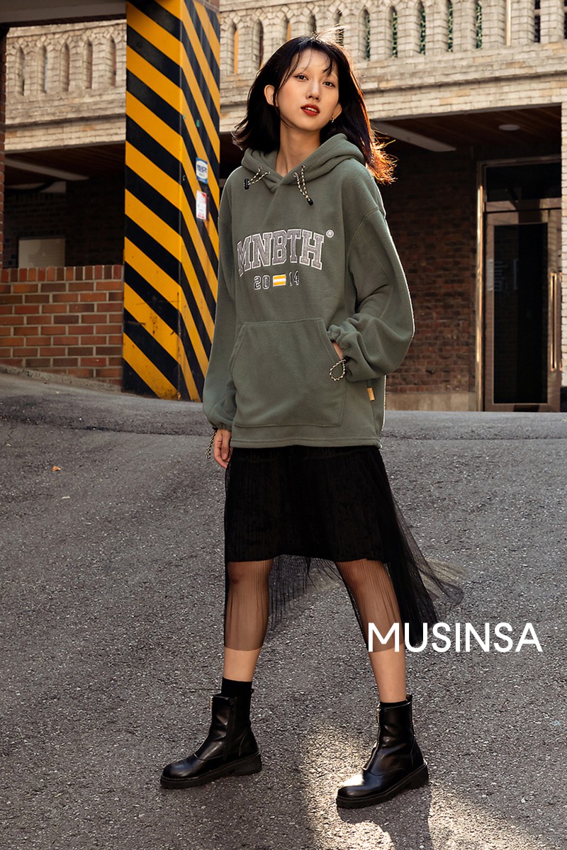 Áo hoodie phối cùng chân váy voan và ankle boot chính là một trong những công thức ít ỏi có thể chiều lòng những cô nàng vừa nữ tính lại vừa cá tính.    