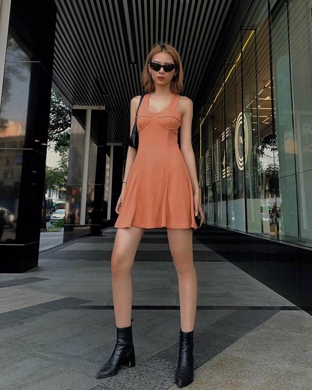 Phí Phương Anh khoe Shbet888 phiên bản mới nhất miên man, phô diễn vòng eo ''con kiến'' với chiếc đầm liền sát nách, mix cùng boots da và mắt kính ấn tượng.  