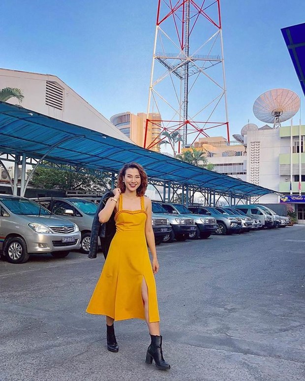 Hoàng Oanh ''chơi trội'' với combo đầm vàng rực rỡ, xẻ hông quyến rũ và boots da cực ''ngầu''.  