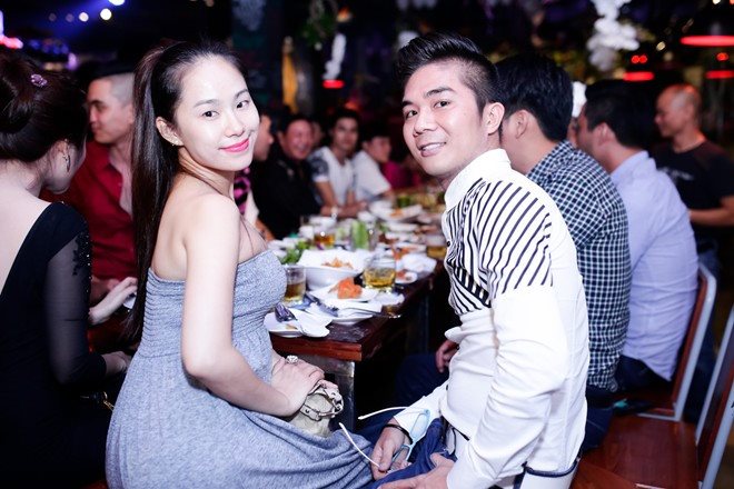 Mối tình chóng vánh của Khánh Đơn và Lương Bích Hữu kết thúc trong ồn ào, nữ ca sĩ một mình sang Canada sinh con trong khi Khánh Đơn tiếp tục công khai người tình mới.