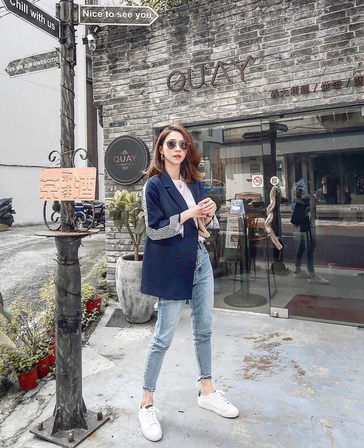  Với thời tiết những hôm trời se lạnh diện áo phông quần jeans khoác nhẹ ngoài chiếc áo blazer đi kèm đôi giày thể thao trông năng động và cá tính hơn.  