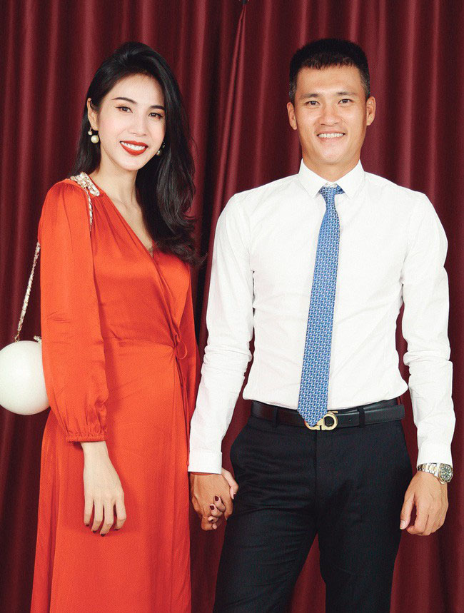Công Vinh đã ôm trầm lấy Thủy Tiên và xin lỗi khi vợ đòi ly hôn.