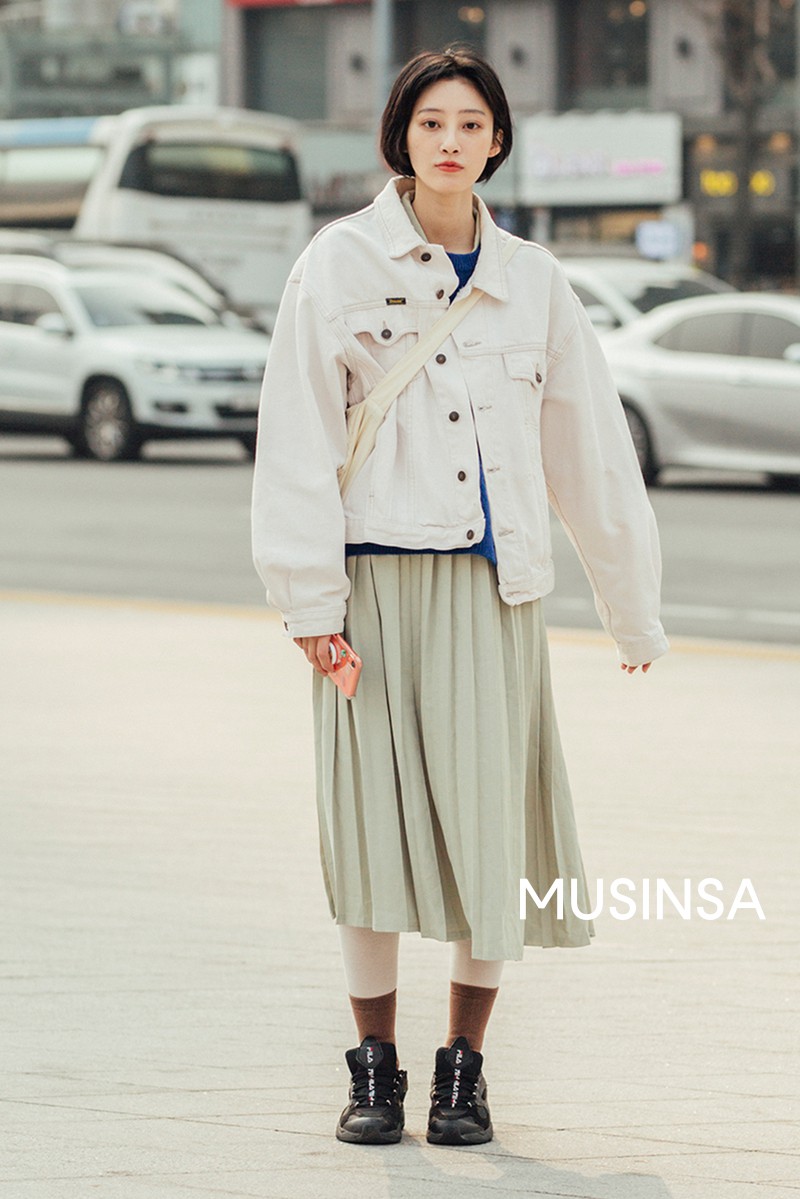 Vẫn là công thức váy midi - áo jacket quen thuộc nhưng lại mang đến cảm giác tươi mới, trendy đến lạ nhờ cách phối màu tươi sáng. Trong trường hợp bạn chưa biết thì cả xanh bạc hà và trắng kem đều là những gam màu 