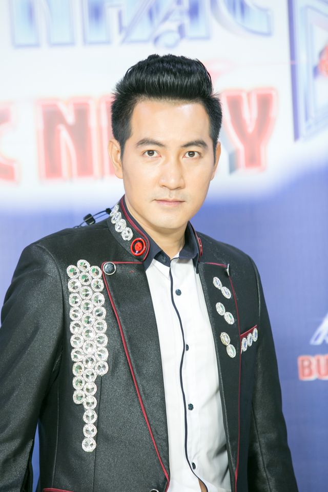 Mới đây, Nguyễn Phi Hùng đã khiến người hâm mộ bất ngờ khi tiết lộ lý do vì sao anh chưa lấy vợ dù đã 40 tuổi và chia sẻ rằng anh từng bị gia đình từ mặt vào 18 năm trước.