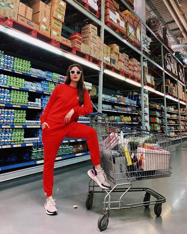 ''Chia tay'' những bộ đầm bay bổng, Diễm My 9X làm mới bản thân cùng set đồ matchy-matchy, kết hợp ăn ý cả cây Adidas, mang cảm hứng thể thao khỏe khoắn.  