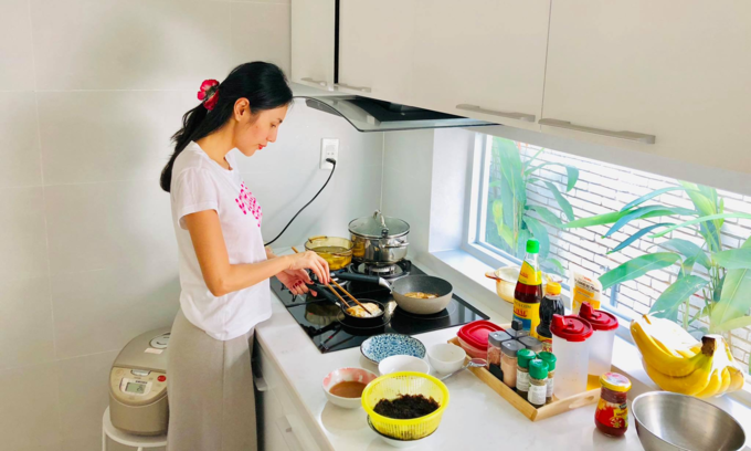 Câu nói đùa muốn lấy vợ bé của Công Vinh khi thấy vợ vất vả vào bếp nấu nướng khiến fan không nhịn được cười.    