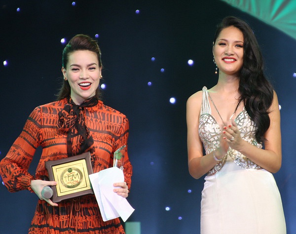 Giọng ca họ Hồ nhỉnh hơn hoa hậu Hương Giang trong bức ảnh này với thần sắc rạng ngời.    