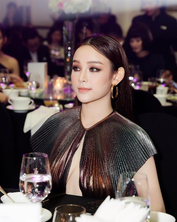 Đây cũng không phải là lần đầu tiên mỹ nhân họ Đặng để lộ vòng 1 chảy xệ trước cư dân mạng. Trong một sự kiện trước đây, khi diện bộ cánh xẻ ngực, cô cũng để lộ bộ ngực “mướp của mình”.    