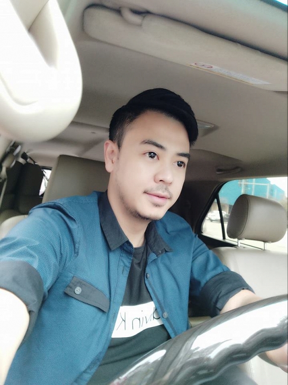 Phải chăng vì bận rộn nên Tuấn Tú không kịp tút tát ngoại hình?    