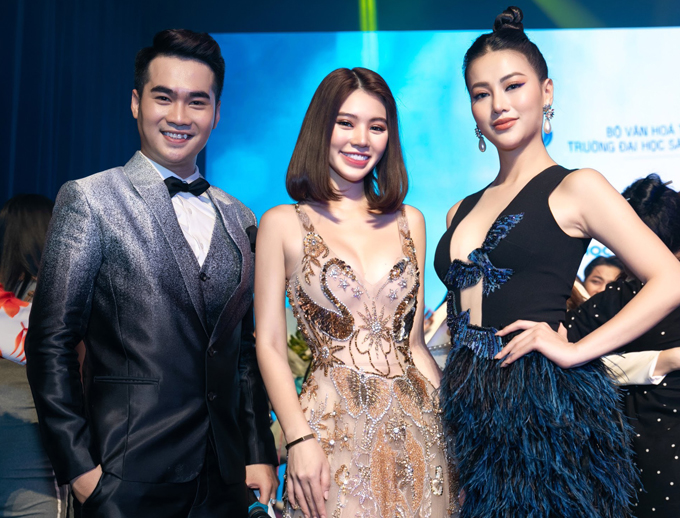 Hoa hậu Trái đất 2018 Phương Khánh không kém cạnh Jolie về độ sexy. Chiếc váy đính lông vũ, cổ xẻ sâu tới eo giúp cô khoe khéo vòng một đầy đặn.