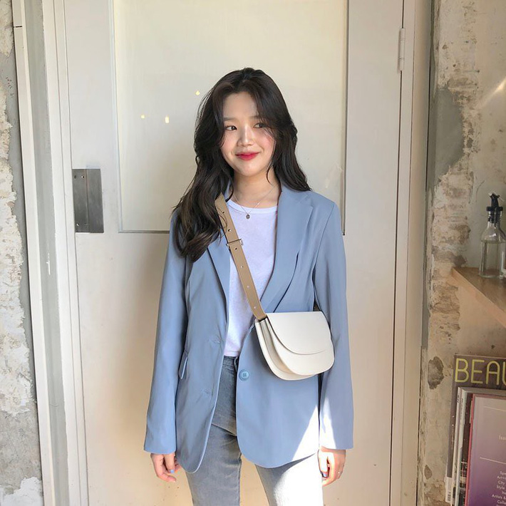  Một set đồ phối cùng áo blazer xanh nhạt giúp tôn da những ngày bầu trời hửng nắng.  