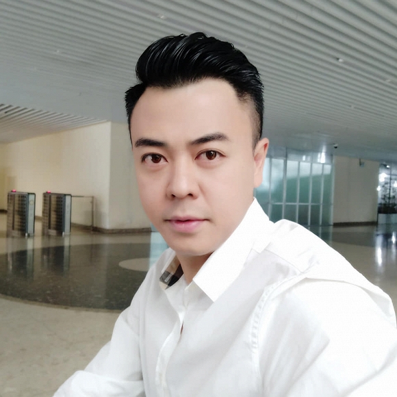 Khi đã cạo râu, Tuấn Tú trông rất trẻ trung và điển trai.    