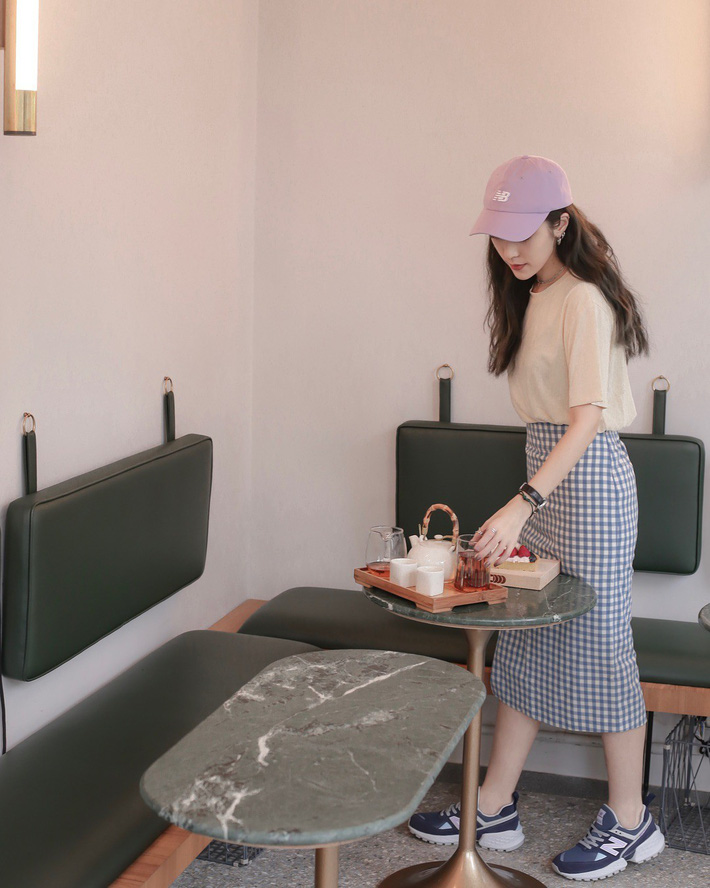  Áo phông phối cùng chân váy dài midi kẻ ô kèm thêm phụ kiện là chiếc mũ lưỡi trai vừa đơn giản lại bắt mắt.  