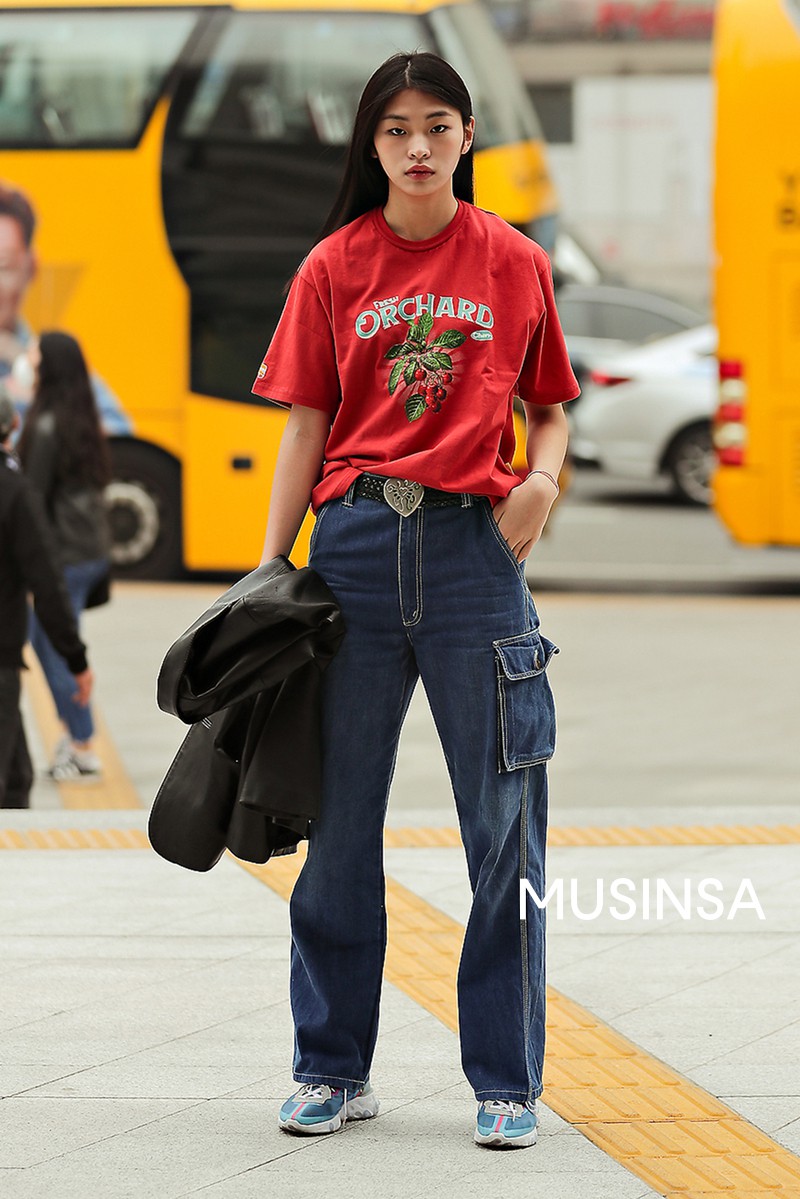 Cô bạn này đã mang đến sự mới mẻ cho set áo phông - quần jeans đơn giản của mình bằng chiếc thắt lưng to bản nổi bật mang đậm phong cách punk rock.    