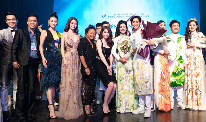 Ngọc Trinh, Phương Khánh và Jolie Nguyễn lên sân khấu trao giải, chụp ảnh cùng các Mừng SHBET phiên bản mới 2025 Đại học Sân khấu Điện ảnh TP HCM.